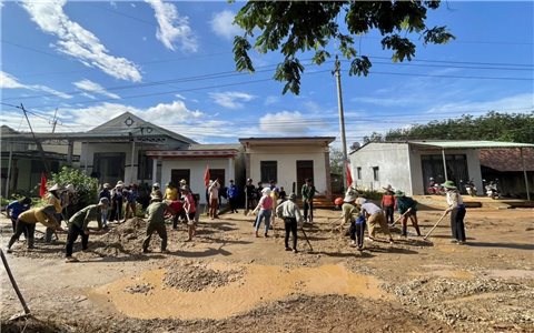 Cán bộ, Nhân dân chung tay sửa chữa đường liên xã xuống cấp gần 10 năm