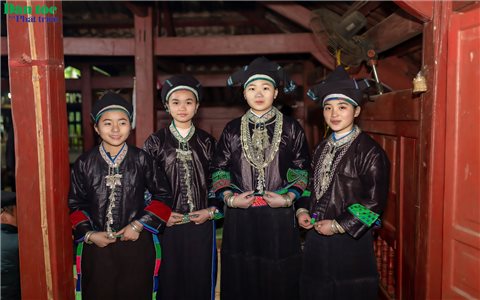 Khám phá nghề chạm bạc của người Nùng Dín ở Tuyên Quang