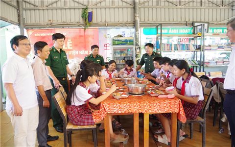 Đồn Biên phòng Thạnh An đồng hành cùng học sinh xã đảo