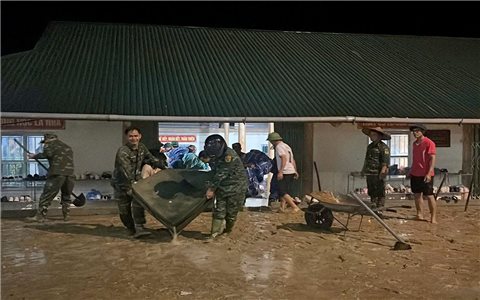 Tuyên Quang: Hàng trăm học sinh được sơ tán khẩn cấp trong đêm do lũ ống