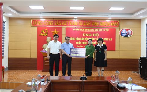 Thứ trưởng Bộ Dân tộc và Tôn giáo Nông Thị Hà thăm, làm việc và trao kinh phí hỗ trợ đồng bào vùng lũ Nghệ An