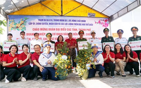 Đón Xuân sớm trên đảo tiền tiêu Thổ Chu