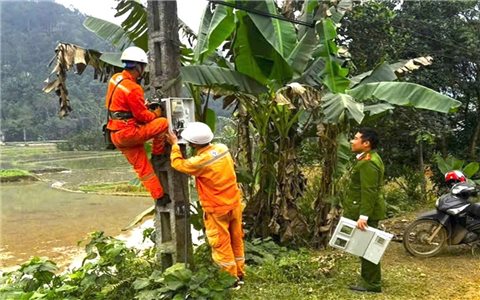 “Thần tốc” đưa điện lưới về với đồng bào vùng thiên tai