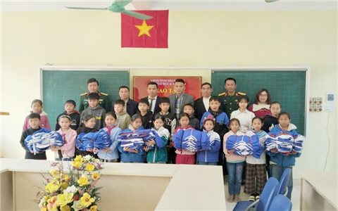 Trao hơn 2.200 bộ áo đồng phục cho học sinh vùng khó Thanh Hóa