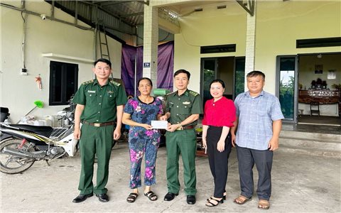Chiến sĩ Biên phòng Quảng Đức mang Xuân đến với đồng bào