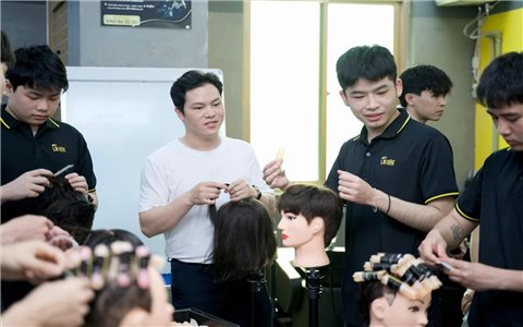 "Học nói" để trở thành ông chủ hai tiệm tóc "100% thợ người Mông"