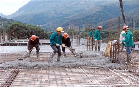 Ghi trên công trường xây dựng Trường nội trú liên cấp xã Phong Thổ