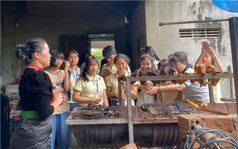 Nuôi dưỡng cảm xúc những cây bút trẻ qua miền di sản