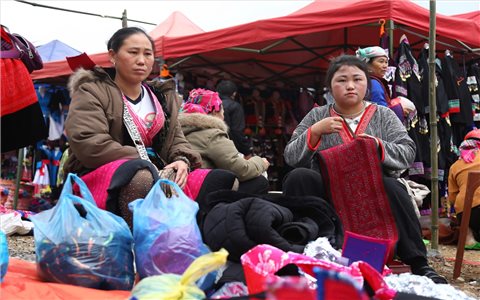 Chợ phiên Tủa Thàng rộn ràng những ngày cận Tết Nguyên đán