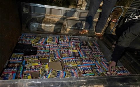 Độ chế ngăn bí mật trên xe bán tải để để vận chuyển pháo nổ