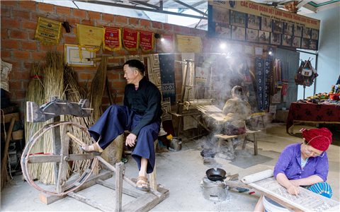 Giữ nghề dệt lanh, đưa thổ cẩm thành sản phẩm OCOP trên "vùng đất khô"