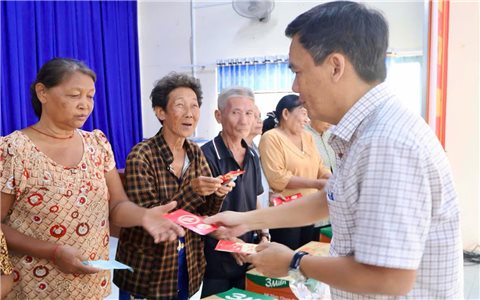 Sở Dân tộc và Tôn giáo TP. Cần Thơ thăm, tặng quà Tết đồng bào DTTS