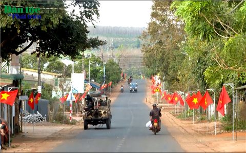 Rực rỡ đường cờ Tổ quốc nơi biên cương