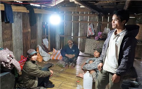 Ánh điện tỏa sáng, mở tương lai cho đồng bào Xơ Đăng ở Tu Thôn