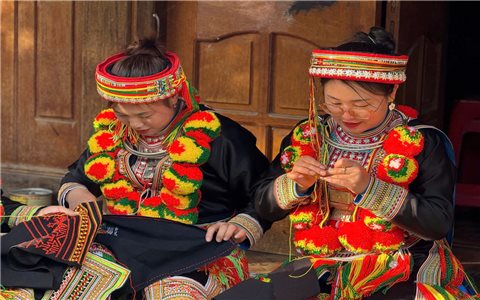 Tết về nghe kim chỉ kể chuyện đời