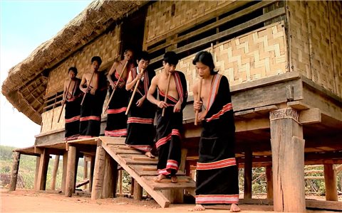 Đinh tút thì thầm gọi Xuân