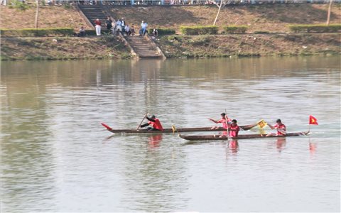 Gay cấn màn tranh tài của các tay chèo tại giải đua thuyền độc mộc trên sông Đăk Bla