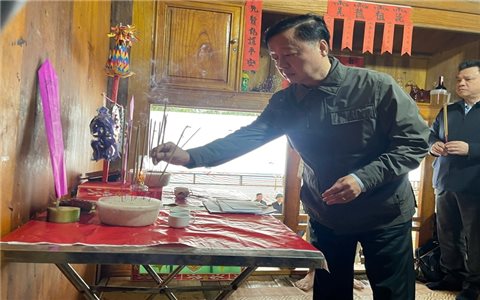 Phó Thủ tướng Trần Hồng Hà thăm hỏi gia đình các nạn nhân vụ chìm tàu chở khách trên hồ Thác Bà