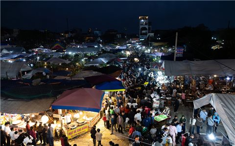 Nhớ đêm hội chèo, nhớ chợ Viềng mùng 8...