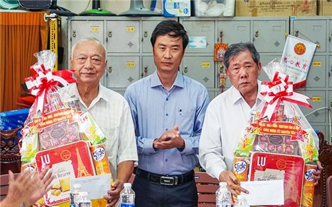 Lãnh đạo Sở Dân tộc và Tôn giáo Cà Mau thăm, chúc Tết Nguyên tiêu đồng bào dân tộc Hoa