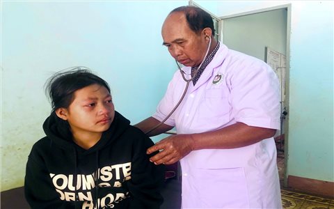 Vợ chồng bác sĩ người Ba Na "gieo mầm" yêu thương cho buôn làng