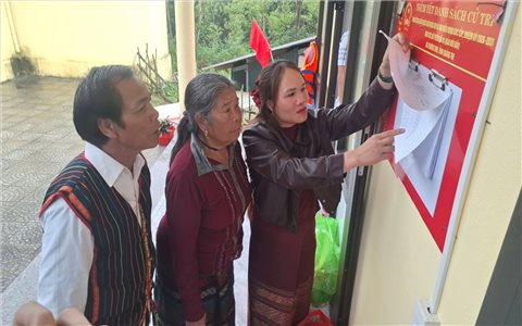 Về thăm bản của đồng bào Bru Vân Kiều trước ngày bầu cử sớm