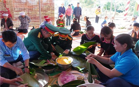 Xuân biên giới thắm tình quân dân