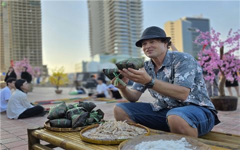 Du khách quốc tế mê mẩn với không gian Tết Việt ở Đà Nẵng