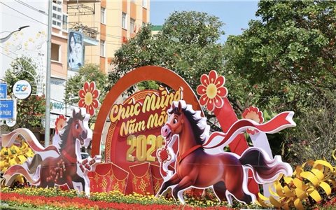 Phố thị trang hoàng sắc màu đón Xuân mới