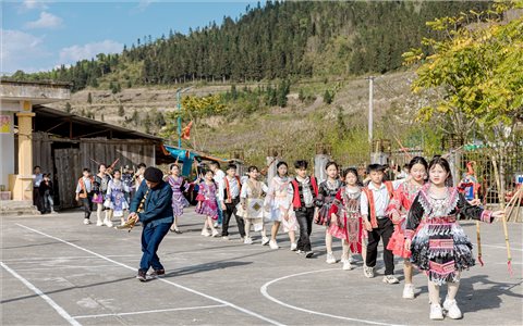 Lên Thàng Tín vui hội Gầu Tào