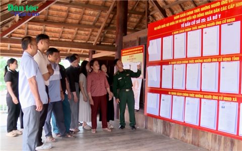 Đưa thông tin bầu cử đến từng bản làng