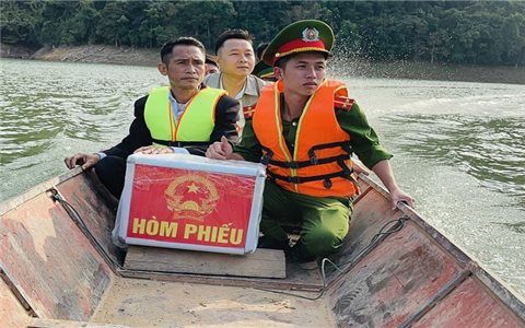 Vượt lòng hồ “chở” niềm tin cử tri