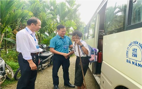 Xã miền núi thuê xe buýt đưa đón cử tri đi bỏ phiếu