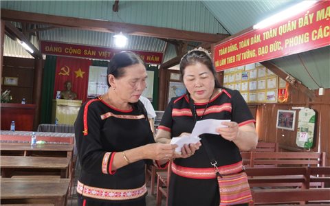 Cử tri Đắk Lắk được tuyên truyền bầu cử bằng hai thứ tiếng