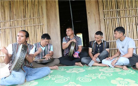 Mở lớp truyền dạy nghệ thuật chiêng ba, lan tỏa bản sắc văn hóa dân tộc Hrê