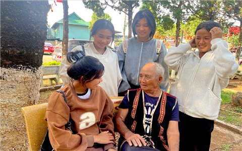 Người hát sử thi trên cao nguyên Ia Phí