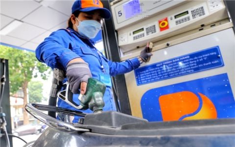 Giá xăng dầu “leo đỉnh” lúc nửa đêm: RON95 vượt 30.000 đồng/lít, có loại tăng gần 8.000 đồng gây “sốc”