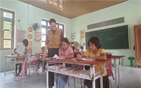 "Ngọn lửa" nuôi dưỡng trí thức cho con em người Bru Vân Kiều ở bản biệt lập