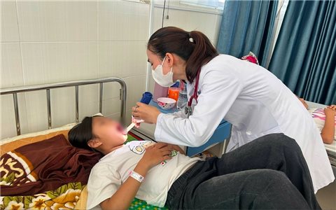 Quảng Ngãi: Hàng chục người nhập viện sau khi ăn bánh mì