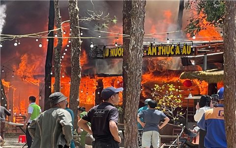 Lửa thiêu rụi một số gian hàng tại Khu phố đêm Măng Đen