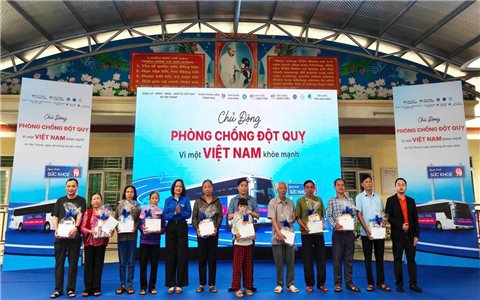 Khám bệnh, tư vấn và cấp phát thuốc miễn phí cho người dân