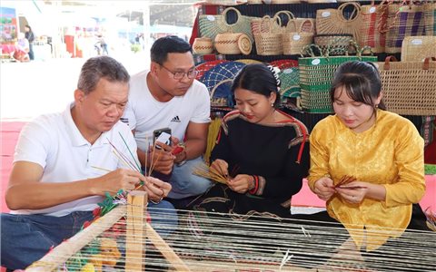 Các gian hàng đặc sản, ẩm thực, trải nghiệm hút khách đến hội chợ Đắk Lắk