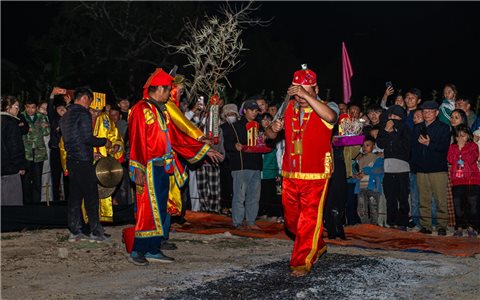 Nghi lễ "lội than" của người Sán Dìu được thực hiện giữa đêm