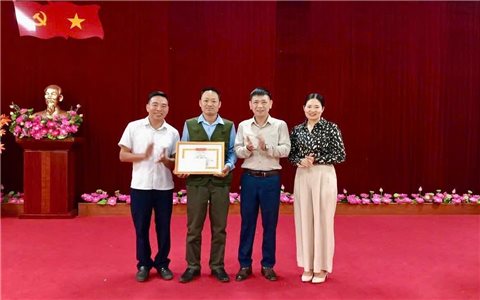 Tặng Huân chương Dũng cảm cho người cứu sống 6 nạn nhân vụ tai nạn trên hồ Thác Bà