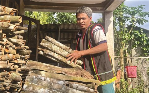 Những “cột mốc sống” nơi bản làng người Co