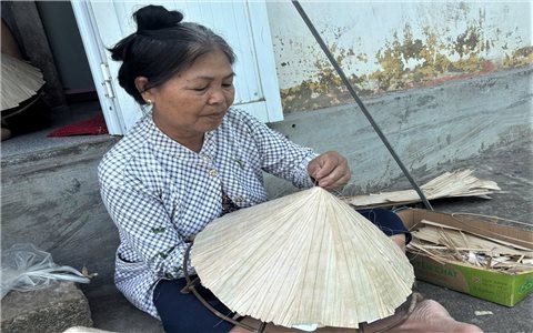 Gửi "hồn quê" trên từng vành nón lá