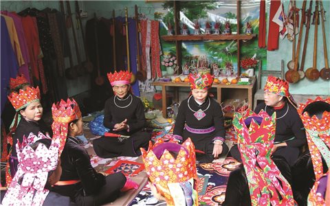 Theo dấu Son tràng, giữ hồn Then Tày