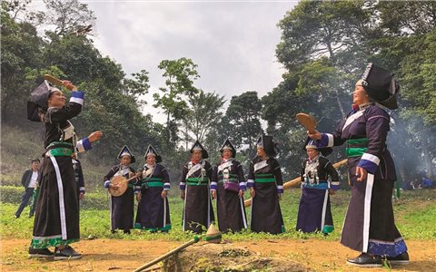 Từng phụ kiện, trang phục của người Pa Dí đều gắn liện với cội nguồn của tộc người