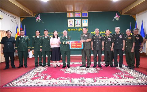 Thăm, chúc Tết các đơn vị Quân đội Hoàng gia Campuchia nhân dịp Tết cổ truyền Chôl Chnăm Thmây