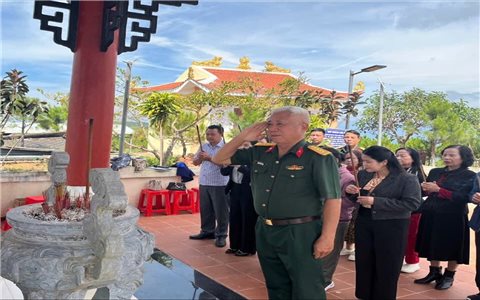 Gió “kể chuyện” trên đồi Sạc Ly